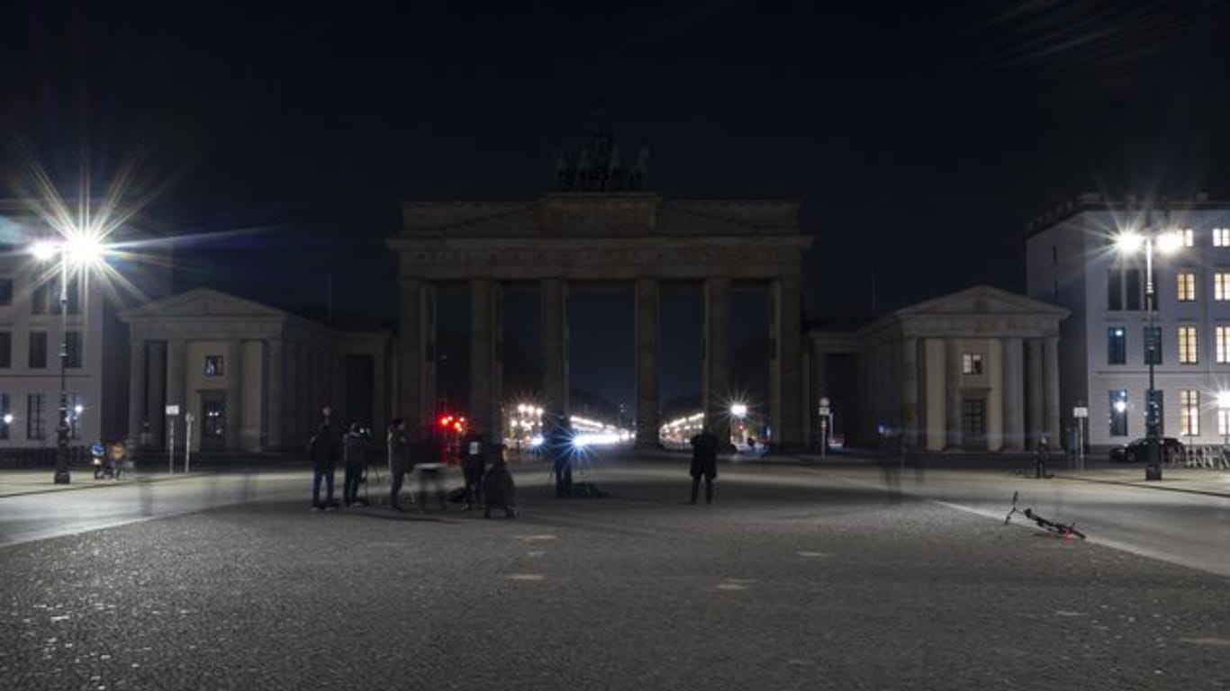 Das Brandenburger Tor ist während der "Earth Hour" im Dunkeln.