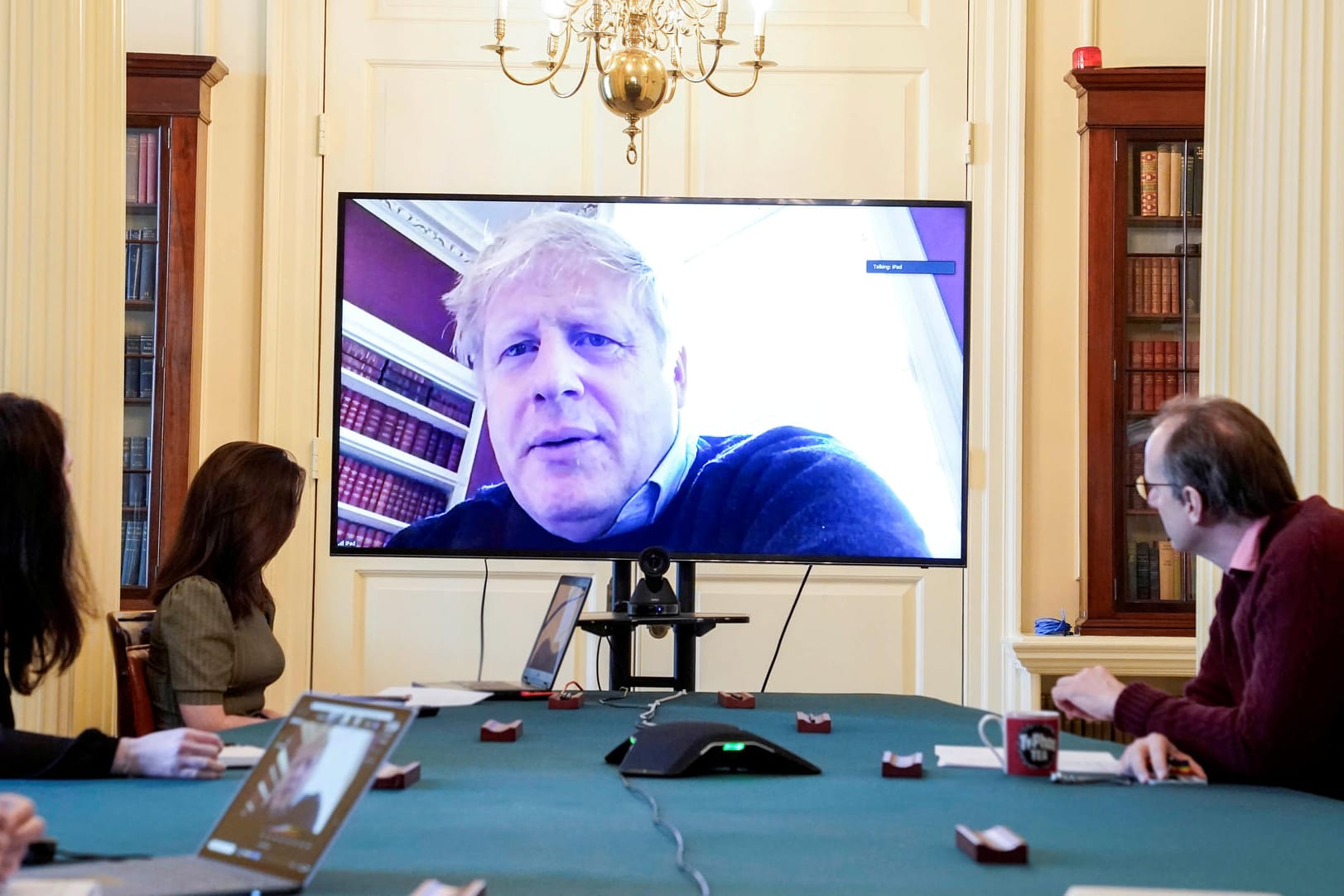 Großbritanniens Premier Boris Johnson per Videoschalte bei einer morgendlichen Sitzung: In einem Brief an die Briten plädierte er dafür, die Regeln zur Eindämmung des Coronavirus zu befolgen, um Leben zu retten.