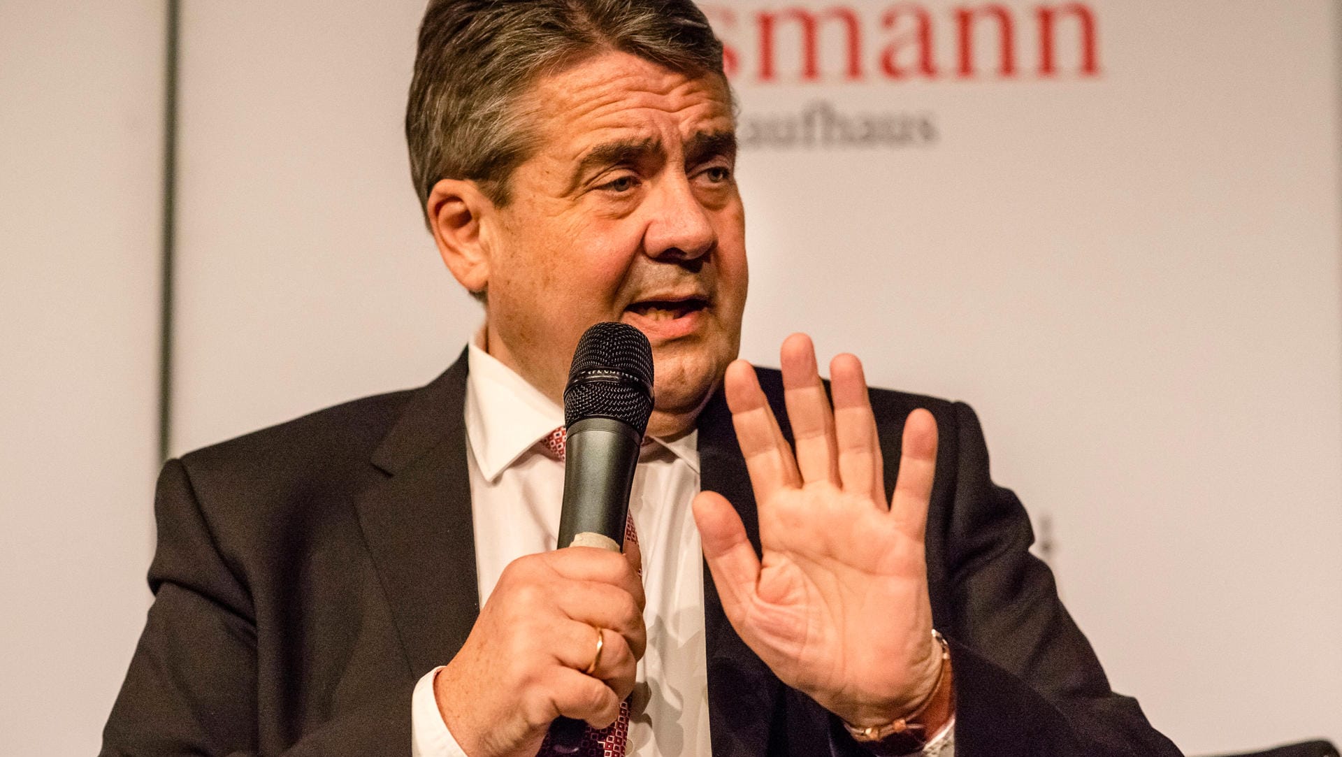 Ex-SPD-Chef Sigmar Gabriel: Der Politiker bezeichnet die europäische Staatengemeinschaft als "Schönwetter-EU" und wirft ihr vor, in der Corona-Krise zu versagen.