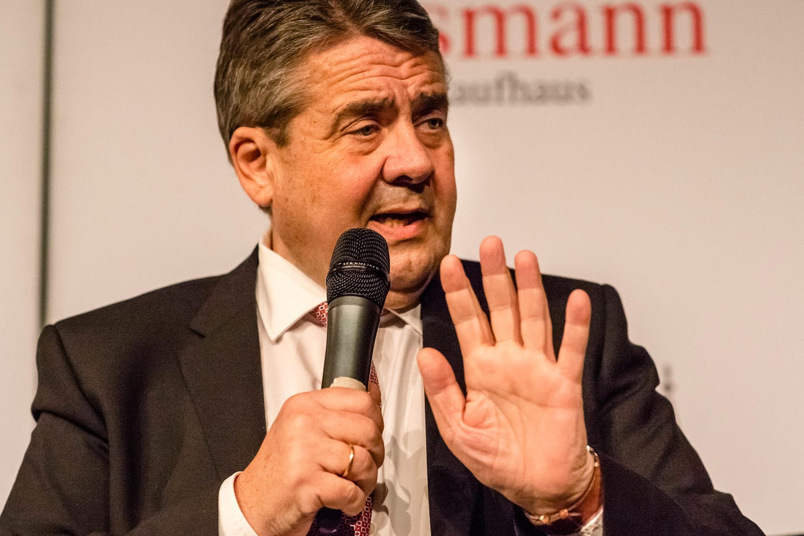 Ex-SPD-Chef Sigmar Gabriel: Der Politiker bezeichnet die europäische Staatengemeinschaft als "Schönwetter-EU" und wirft ihr vor, in der Corona-Krise zu versagen.