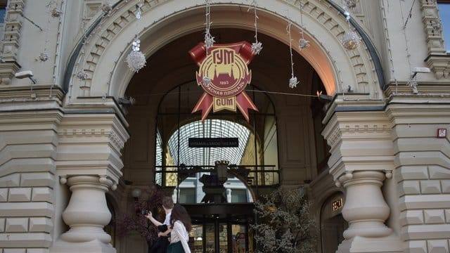 Das Luxuskaufhaus GUM in Moskau ist wegen der Corona-Pandemie geschlossen. Das Luxuskaufhaus GUM in Moskau ist wegen der Corona-Pandemie geschlossen.