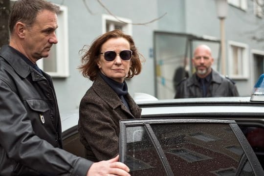 Nach einem dramatischen Ereignis wird Anna Ziegler (Irene Fischer) verhaftet.