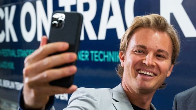 Nico Rosberg hat sein Smartphone inzwischen zur Seite gelegt.
