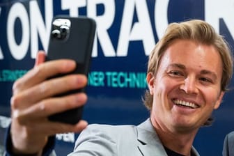 Nico Rosberg hat sein Smartphone inzwischen zur Seite gelegt.