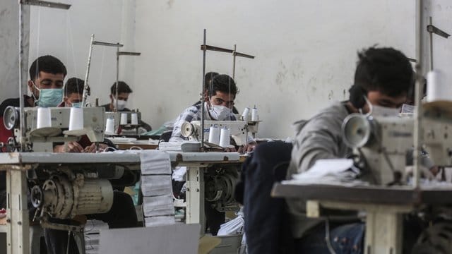 Arbeiter in der umkämpften Region Idlib mit Gesichtsmasken. Arbeiter in der umkämpften Region Idlib mit Gesichtsmasken.