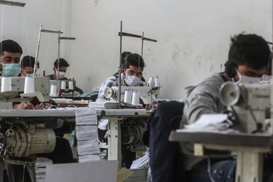 Arbeiter in der umkämpften Region Idlib mit Gesichtsmasken.