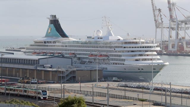 Das deutsche Kreuzfahrtschiff "MS Artania" liegt im Hafen von Fremantle. Das deutsche Kreuzfahrtschiff "MS Artania" liegt im Hafen von Fremantle.