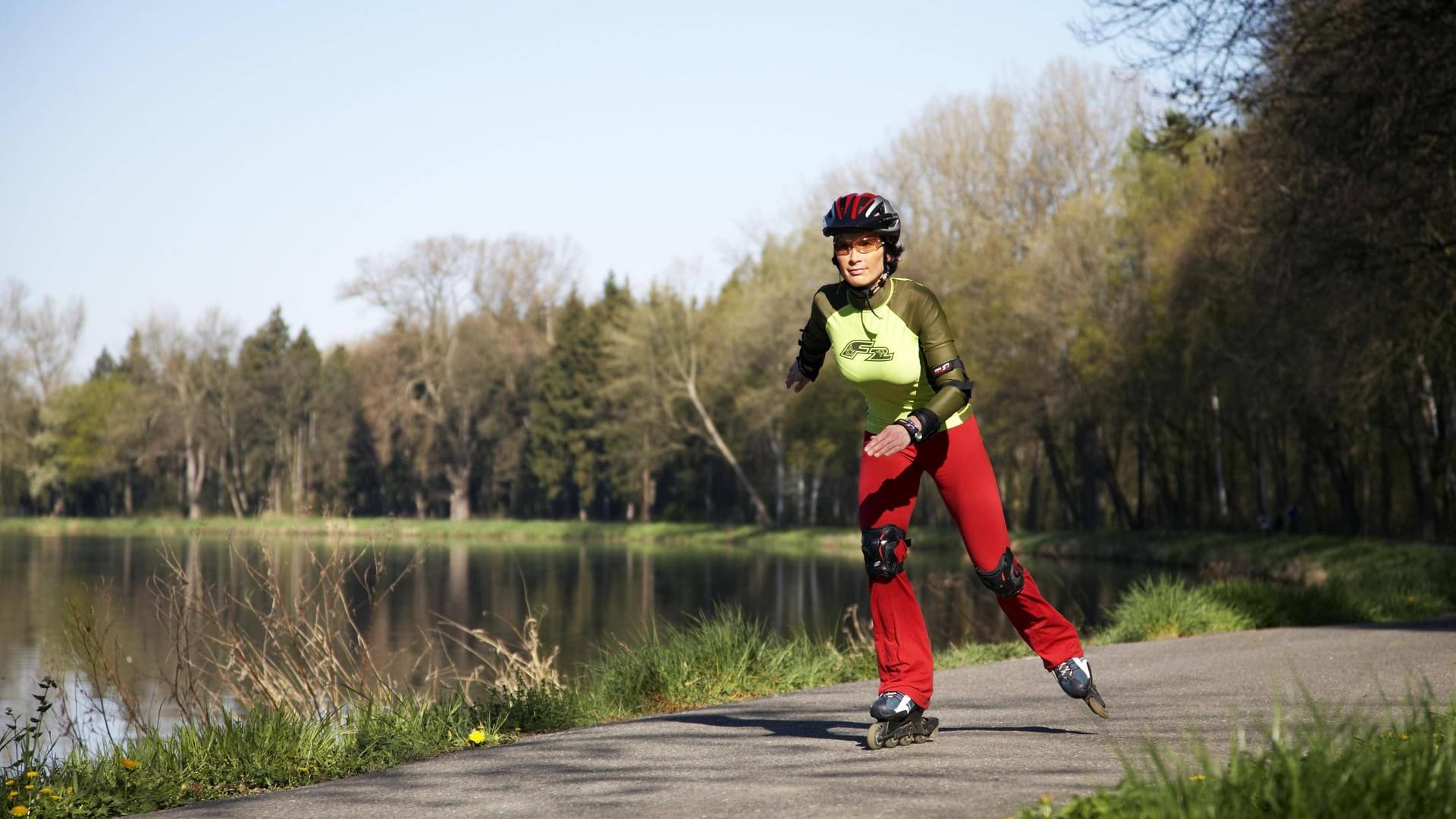 Inline-Skating: Auch auf Rollschuhen, Skateboard und Co. können Sie sich an der frischen Luft fit halten, ohne anderen zu nahe zu kommen.