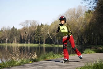 Inline-Skating: Auch auf Rollschuhen, Skateboard und Co. können Sie sich an der frischen Luft fit halten, ohne anderen zu nahe zu kommen.