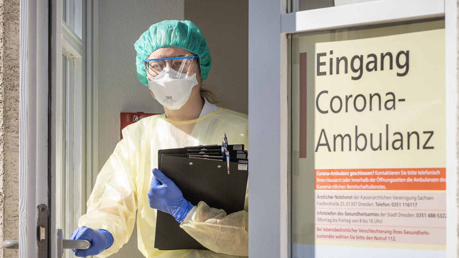 Eine Infektiologin in Schutzausrüstung: Um einen schnellen Nachschub von Masken zu garantieren, wir das übliche Vergabeverfahren von der Bundesregierung ausgesetzt. Eine Infektiologin in Schutzausrüstung: Um einen schnellen Nachschub von Masken zu garantieren, wir das übliche Vergabeverfahren von der Bundesregierung ausgesetzt.