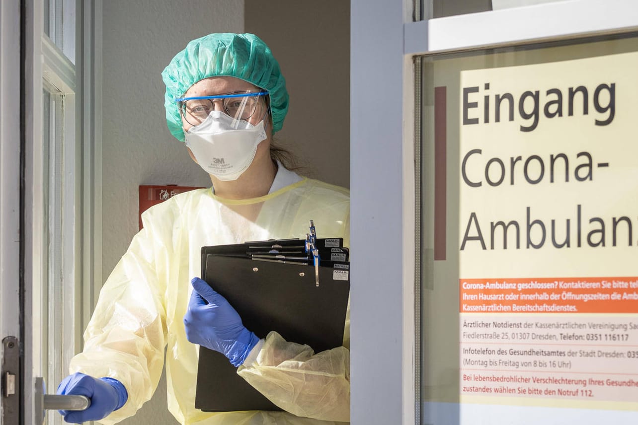 Eine Infektiologin in Schutzausrüstung: Um einen schnellen Nachschub von Masken zu garantieren, wir das übliche Vergabeverfahren von der Bundesregierung ausgesetzt.