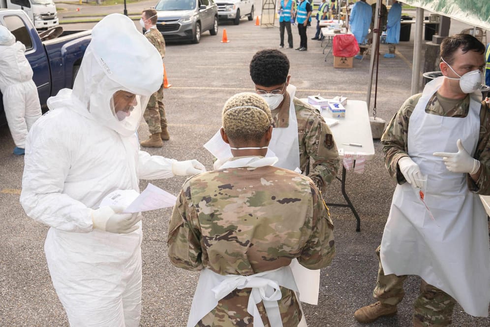 Corona-Krise in New Orleans: Mitglieder der Louisiana National Guard führen Coronavirus-Tests in einem mobilen Testzentrum durch.