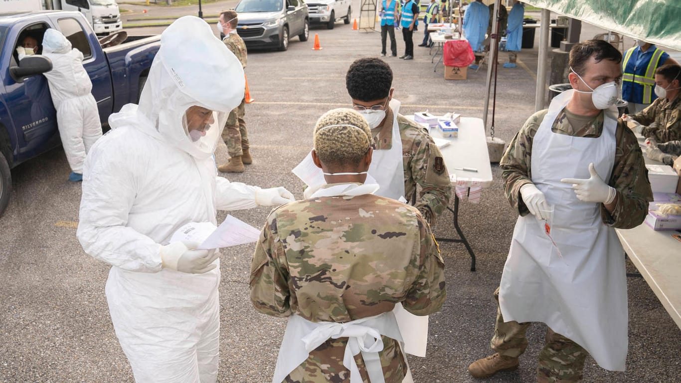 Corona-Krise in New Orleans: Mitglieder der Louisiana National Guard führen Coronavirus-Tests in einem mobilen Testzentrum durch.