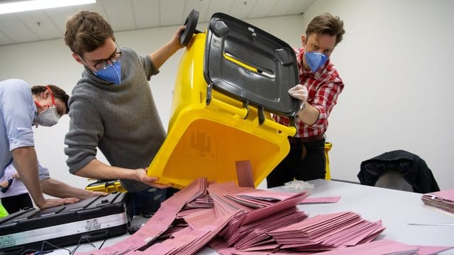 Wahlhelfer bei der Auszählung in München - mit Mundschutz.