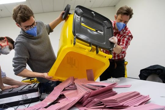 Wahlhelfer bei der Auszählung in München - mit Mundschutz.