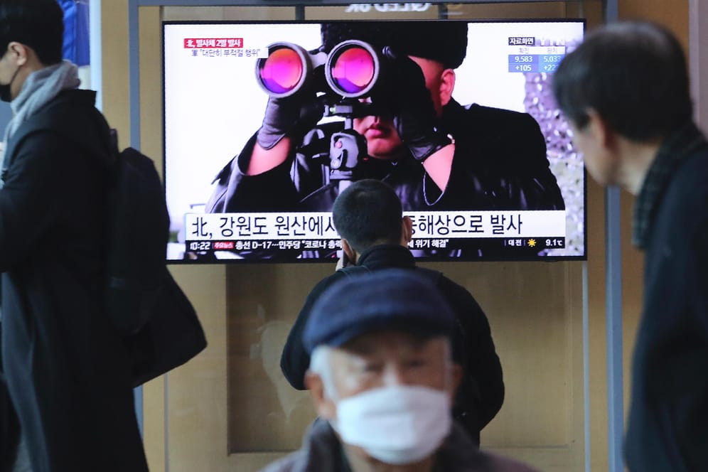 Kim Jong Un ist auf einem Fernsehbildschirm zu sehen: Erneute Raketentests in Nordkorea.