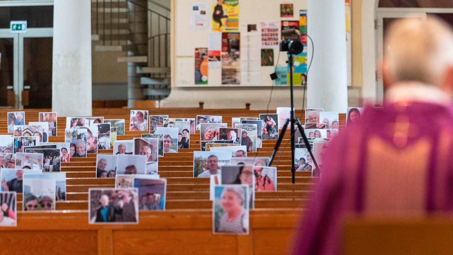 Coronavirus: Gottesdienst mit Porträtfotos in Achern