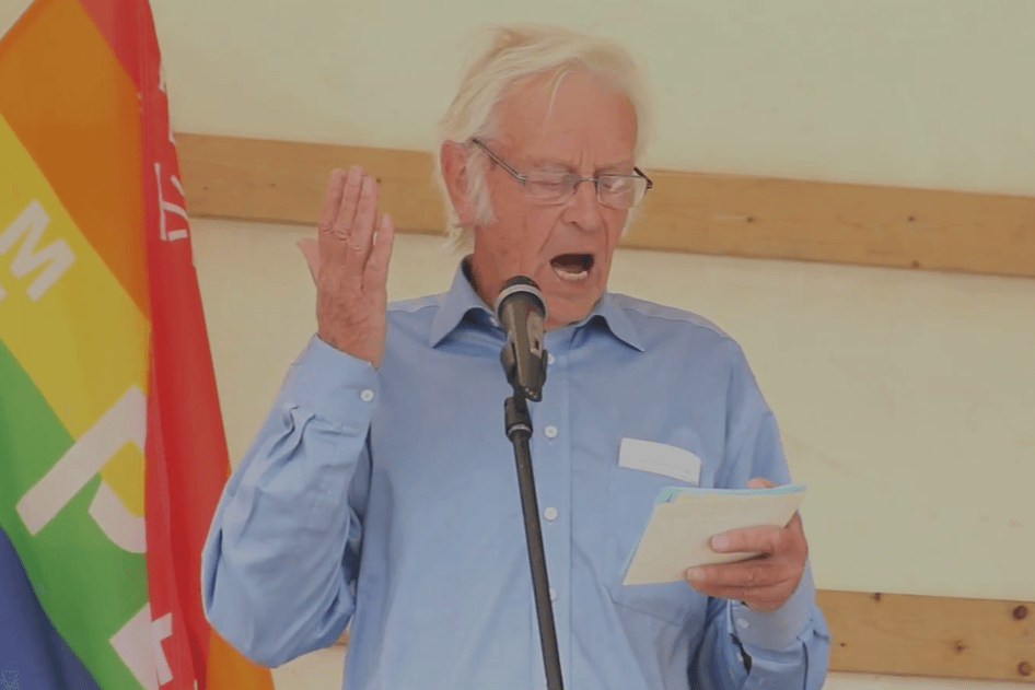 Ansgar Klein spricht regelmäßig bei Kundgebungen. Mit seiner Frau Helene (beide 82) ist er Initiator der Petition, die die Aufhebung aller Beschränkungen wegen des Coronavirus fordert.