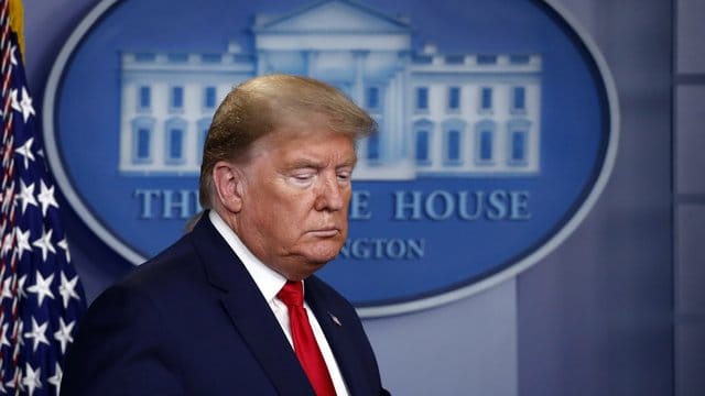 Donald Trump auf dem Weg zu einer Pressekonferenz im Weißen Haus. Donald Trump auf dem Weg zu einer Pressekonferenz im Weißen Haus.