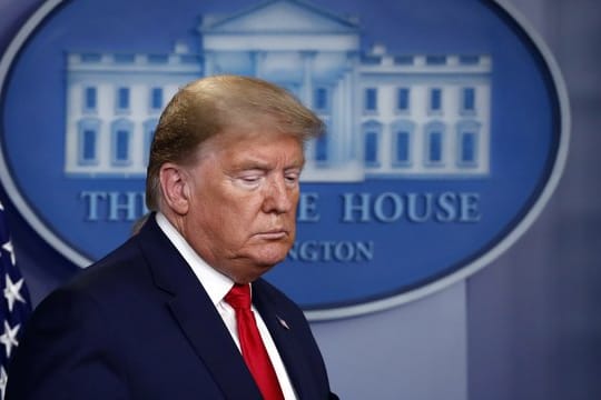 Donald Trump auf dem Weg zu einer Pressekonferenz im Weißen Haus.