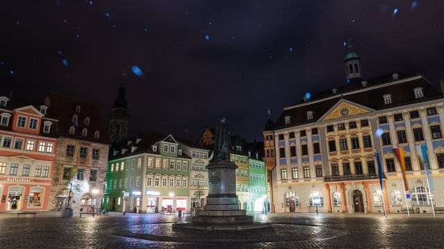 Der menschenleere Marktplatz in Coburg: "Öffentliche Forderungen nach Lockerung der Maßnahmen sind verfrüht und deshalb falsch, solange eine deutliche Verlangsamung der Zahl der Neuinfektionen nicht erreicht ist!", sagt Wirtschaftsminister Altmaier. Der menschenleere Marktplatz in Coburg: "Öffentliche Forderungen nach Lockerung der Maßnahmen sind verfrüht und deshalb falsch, solange eine deutliche Verlangsamung der Zahl der Neuinfektionen nicht erreicht ist!", sagt Wirtschaftsminister Altmaier.