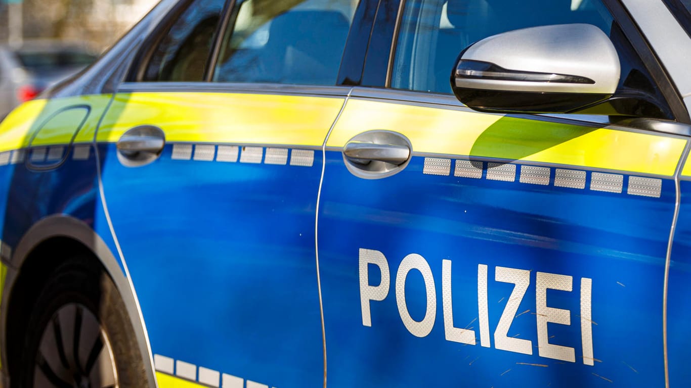 Polizeiauto (Symbolfoto): In Wiesbaden sollen Schüsse gefallen sein, Beamte ermitteln.