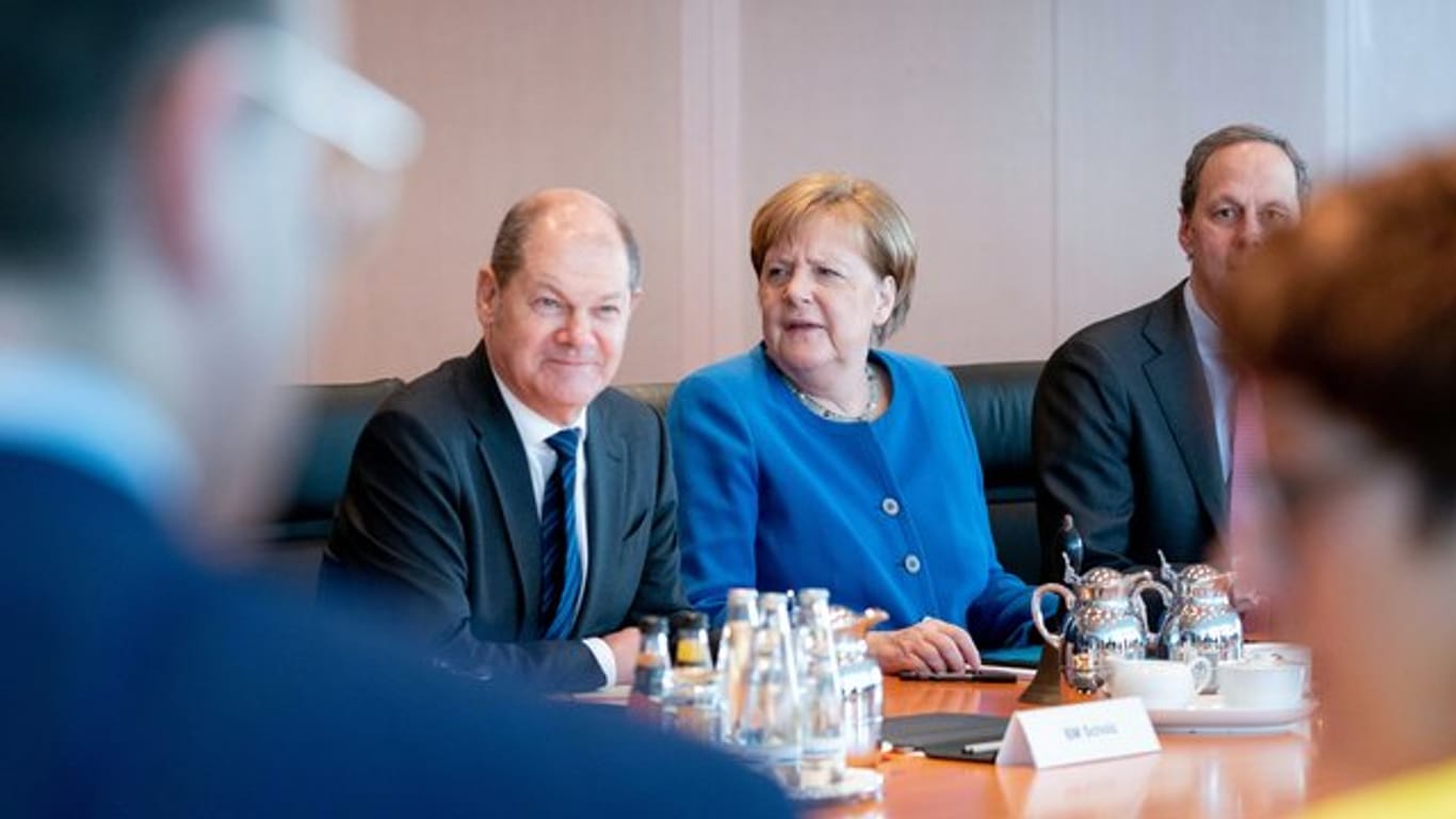 Bundesfinanzminister Olaf Scholz und Bundeskanzlerin Angela Merkel während einer Kabinettsitzung.