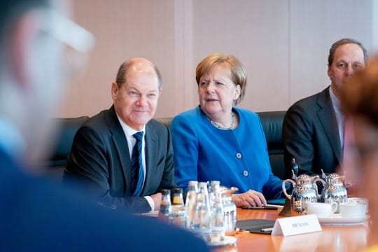 Bundesfinanzminister Olaf Scholz und Bundeskanzlerin Angela Merkel während einer Kabinettsitzung.