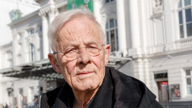 Rolf Becker vor dem Hamburger Schauspielhaus.