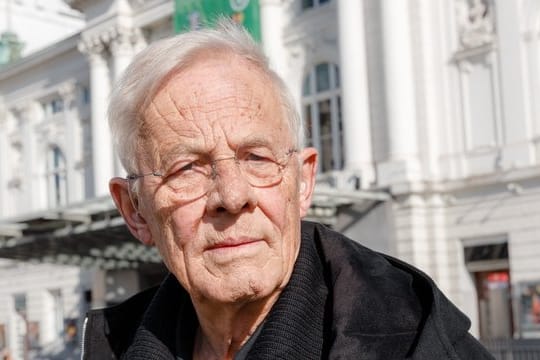 Rolf Becker vor dem Hamburger Schauspielhaus.