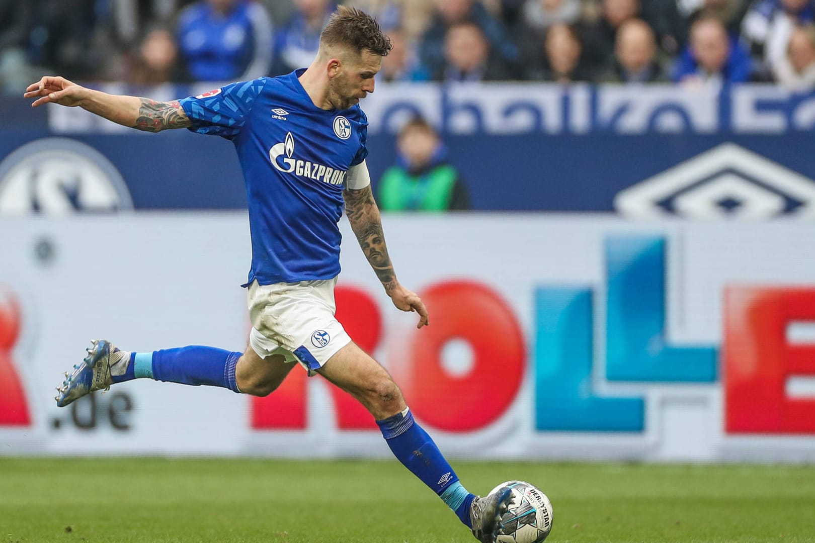FC Schalke 04: Sonst kickt Burgstaller Tore, aktuell hält ihn seine Tochter auf Trab.