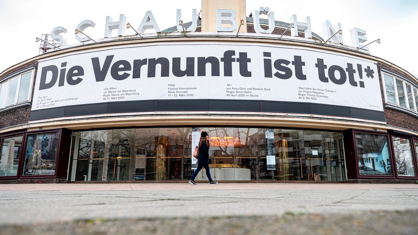 Eine Passantin läuft an der wegen des Coronavirus geschlossenen Schaubühne am Lehniner Platz vorbei: Das Theater hat nun Kurzarbeit beantragt.