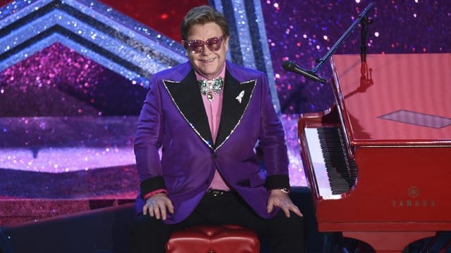 Elton John moderierte das "iHeartRadio Living Room Concert for America". Elton John moderierte das "iHeartRadio Living Room Concert for America".