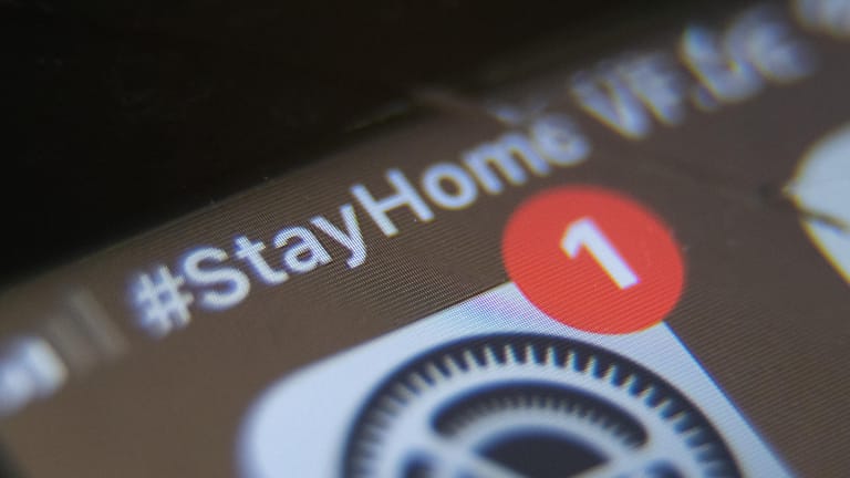 "#StayHome" steht auf einem Handy, an der eigentlich der Schriftzug des Netzbetreibers Vodafone steht: Um die Ausbreitung des Coronavirus zu verlangsamen, sind die Menschen angehalten zu Hause zu bleiben.