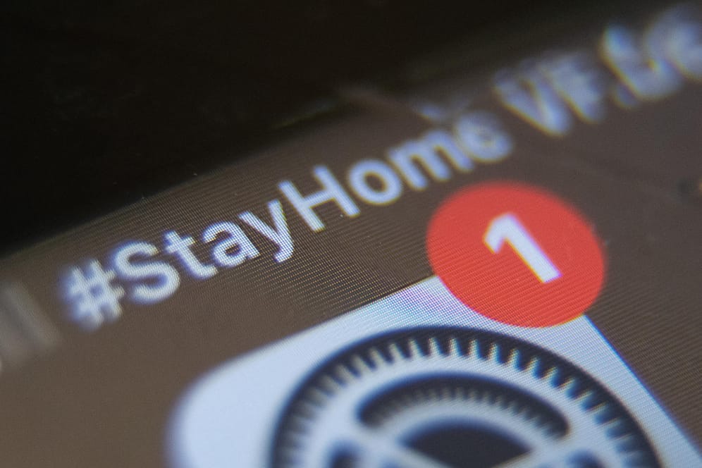 "#StayHome" steht auf einem Handy, an der eigentlich der Schriftzug des Netzbetreibers Vodafone steht: Um die Ausbreitung des Coronavirus zu verlangsamen, sind die Menschen angehalten zu Hause zu bleiben.
