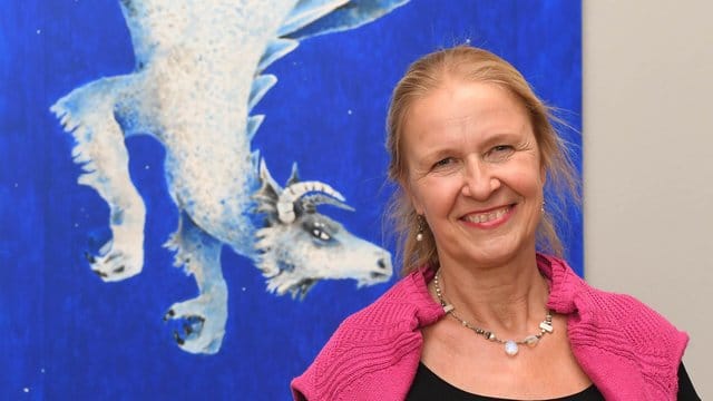 Cornelia Funke vor ihrem Werk "Saum des Himmels" aus dem Jahr 2016.