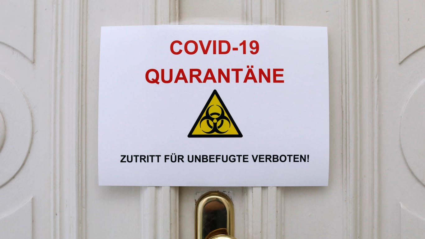 Ein Schild mit den Worten "Coronavirus Quarantäne" hängt an einer Tür: In Wuppertal ist das Coronavirus nun in einem Altenheim angekommen (Symbolbild).