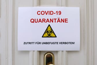 Ein Schild mit den Worten "Coronavirus Quarantäne" hängt an einer Tür: In Wuppertal ist das Coronavirus nun in einem Altenheim angekommen (Symbolbild).