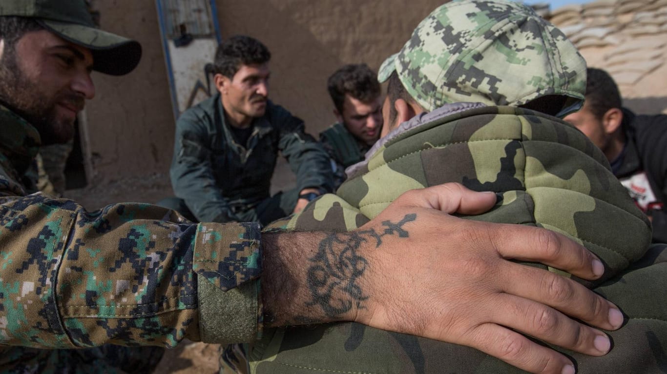 Kämpfer im Norden Syriens: In einem Gefängnis kam es zu einer Meurerei – Kräfte der Syrischen Demokratischen Kräfte haben die Lage unter Kontrolle gebracht. (Symbolfoto)