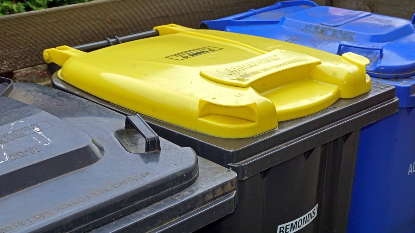 Müllbehälter in einer Reihe: Abfall wird wegen Corona seltener abgeholt.