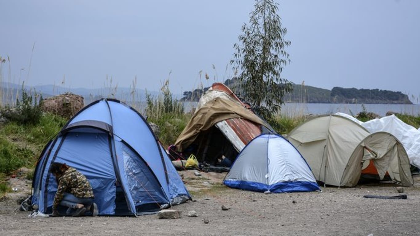 Zelte, in denen Flüchtlinge leben, im Dorf Petra auf der nordöstlichen Ägäisinsel Lesbos ein.