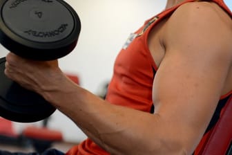Für den Aufbau und Erhalt von Muskelmasse ist das Training mit Gewichten unerlässlich.
