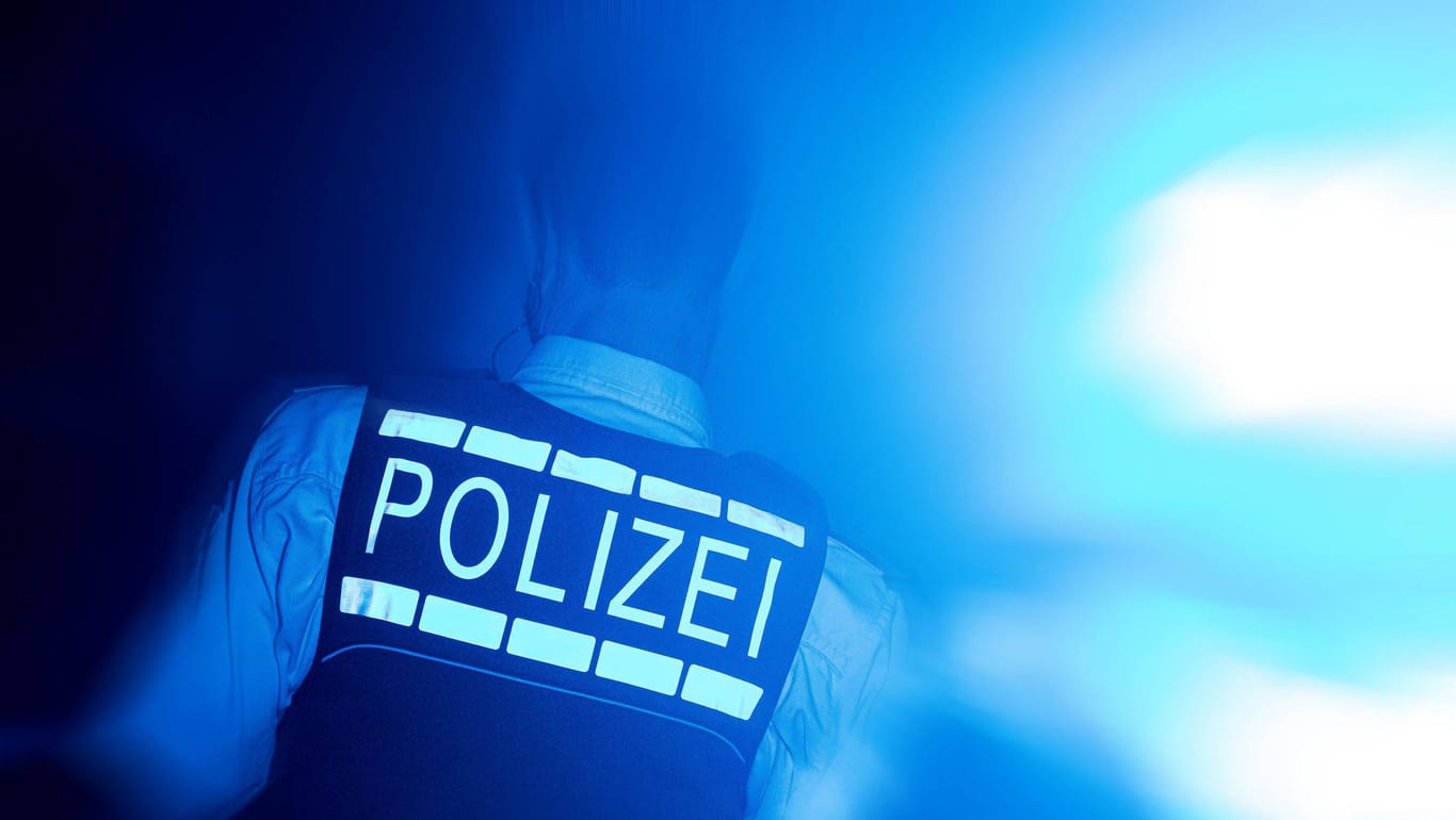 Ein Polizisten wird in blaues Licht getaucht: In Bielefeld ist die Spritztour eines 16-Jährigen schief gegangen (Symbolbild).