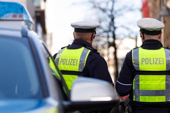 Polizisten in Nordrhein-Westfalen: In einem Supermarkt hat ein Rentner einen Ladendieb festgehalten bis die Polizei eingetroffen ist. (Symbolfoto)
