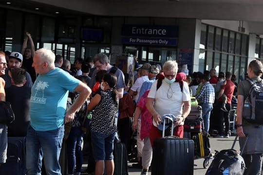 Deutsche Touristen am internationalen Flughafen Ninoy Aquino in Manila auf den Philippinen.