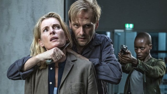 Charlotte Lindholm (Maria Furtwängler, l-r), Benno (Matthias Lier) und Anais (Florence Kasumba) in einer Szene aus "Tatort: Krieg im Kopf". Charlotte Lindholm (Maria Furtwängler, l-r), Benno (Matthias Lier) und Anais (Florence Kasumba) in einer Szene aus "Tatort: Krieg im Kopf".