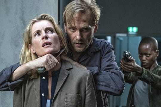 Charlotte Lindholm (Maria Furtwängler, l-r), Benno (Matthias Lier) und Anais (Florence Kasumba) in einer Szene aus "Tatort: Krieg im Kopf".