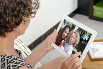 Videotelefonie: Über Messenger wie Facebook, Whatsapp oder Skype können Sie mit Ihren Liebsten telefonieren und sie dabei sogar sehen.