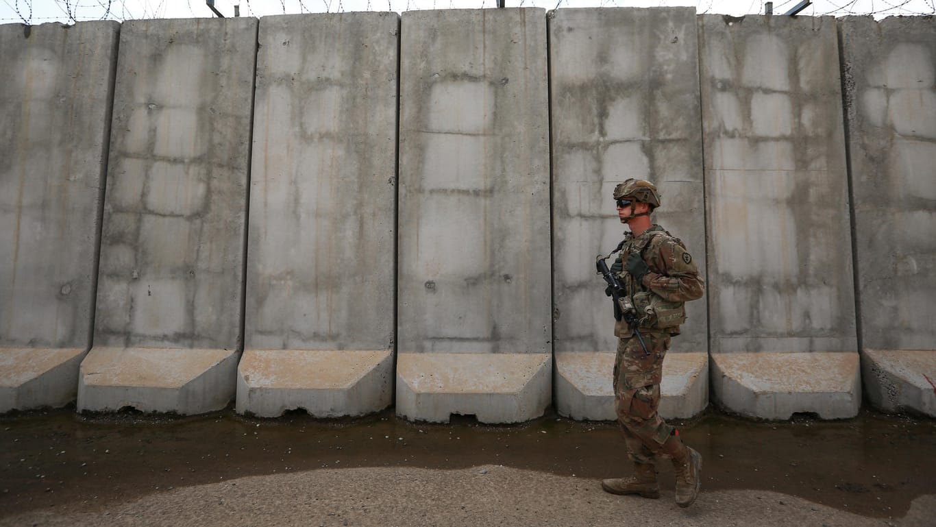 Militärbasis im Irak: Ein bewaffneter US-Soldat bewacht während der Unterzeichnung eines Vertrags zum Abzug der amerikanischen Streitkräfte, den Stützpunkt.