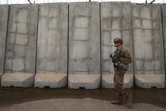 Militärbasis im Irak: Ein bewaffneter US-Soldat bewacht während der Unterzeichnung eines Vertrags zum Abzug der amerikanischen Streitkräfte, den Stützpunkt.